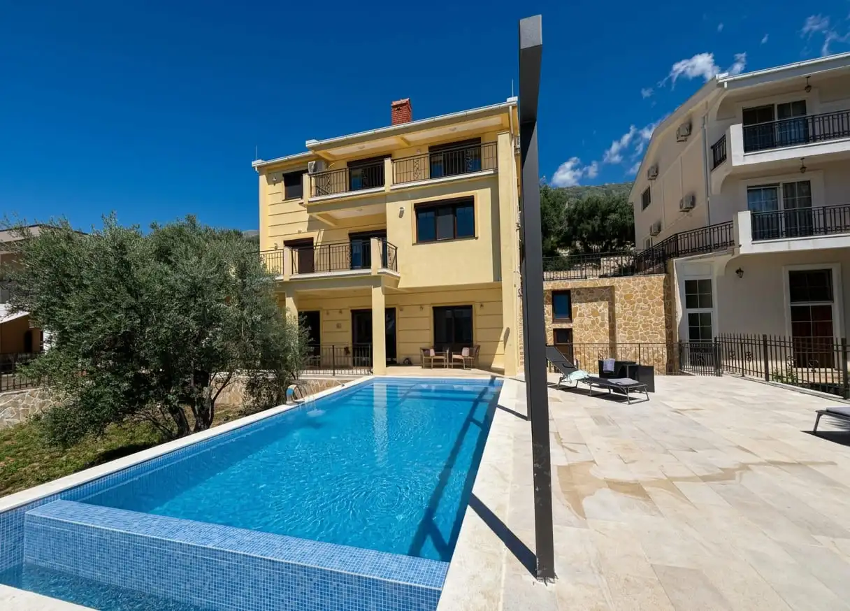 Pool und Haus zwischen Olivenbäumen