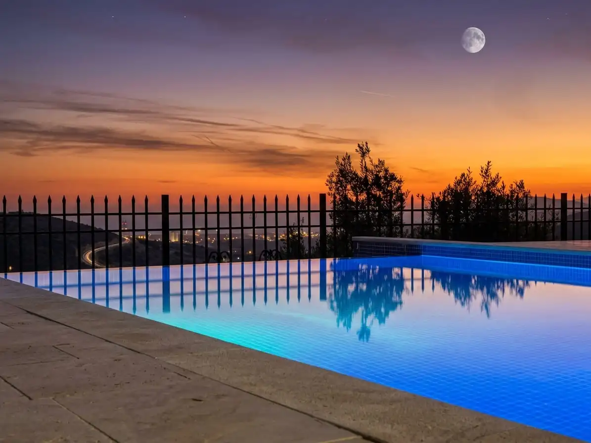 Pool bei Sonnenuntergang